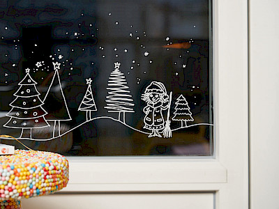 Fensterbild für Weihnachten mit Kreidestift