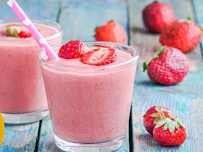 Zuckerfreier Erdbeer-Smoothie im Glas